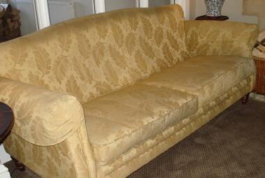 traditional settee cream 2 seater newbury reading berkshire hotel pub